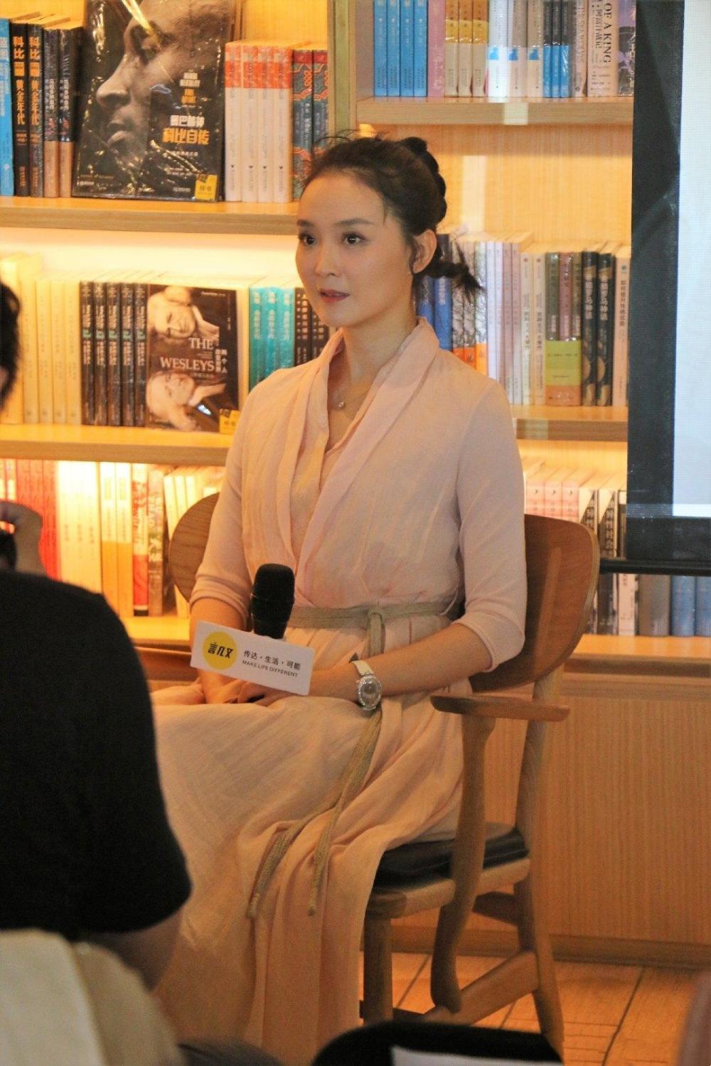 被遗忘的苗金凤,香港影视圈第一贵妇_腾讯新闻