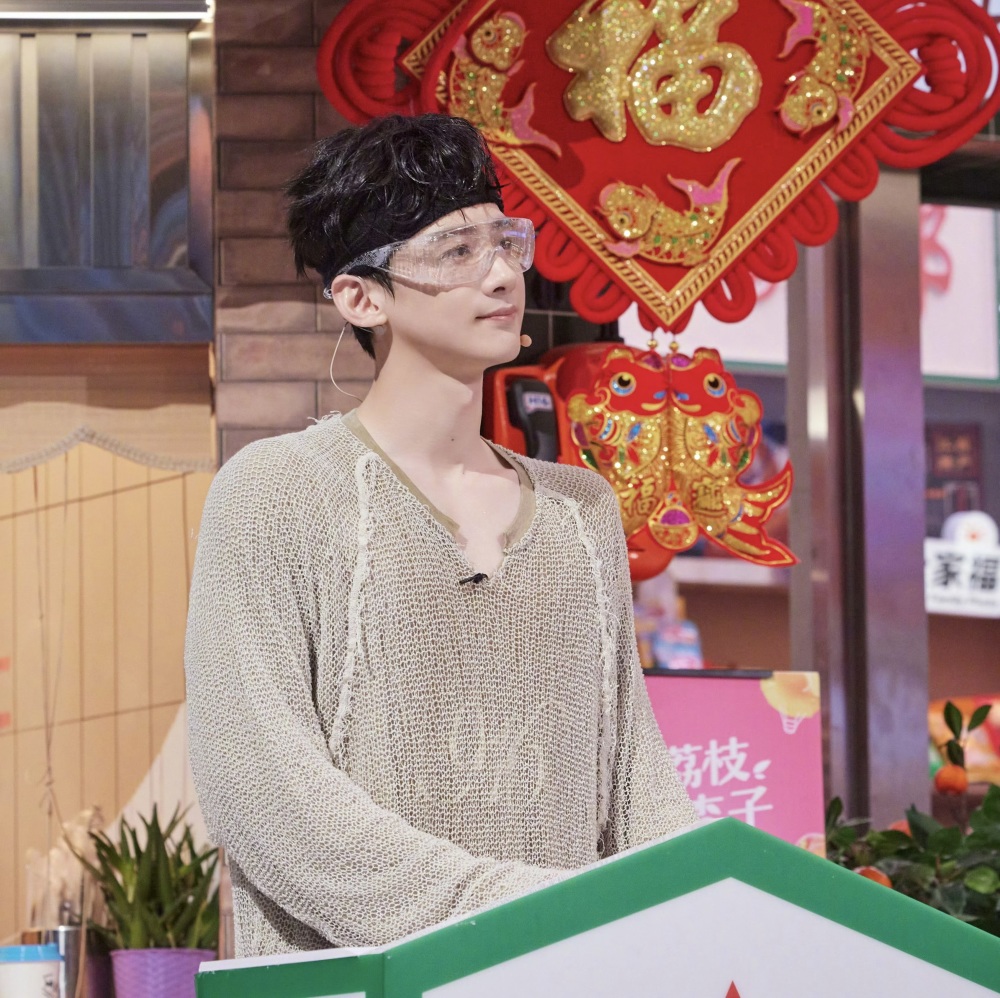 白敬亭风波后进组,疑似爸妈全程陪同,粉丝表示心疼_腾讯新闻