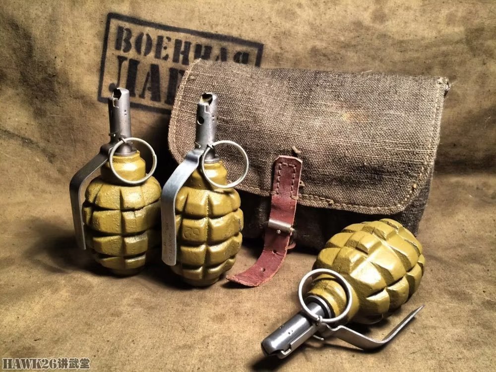 第二次世界大战期间,苏军官兵通常在腰带或背带上挂着f-1手榴弹,或者