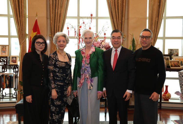 安正时尚董事长郑安政及设计师王陶