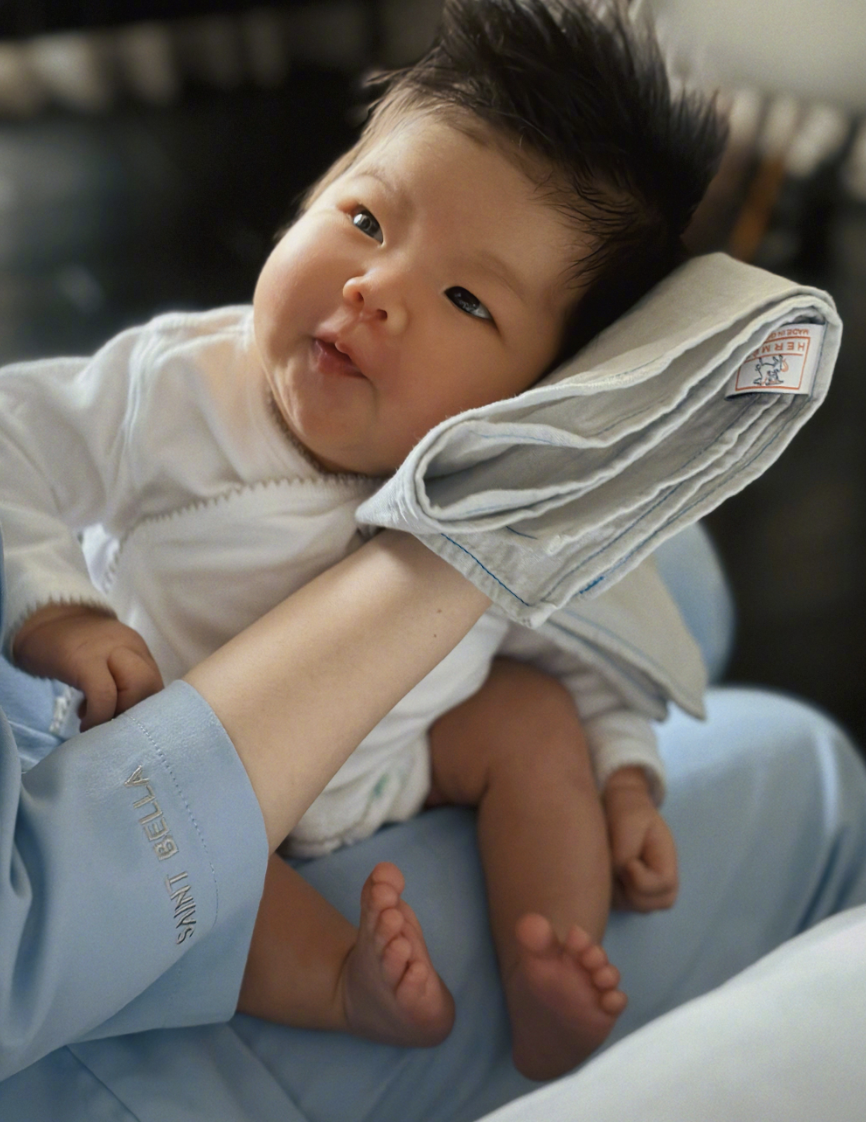 郑恺前任程晓玥庆祝女儿百日分享母女合影孩子五官秀气长开了