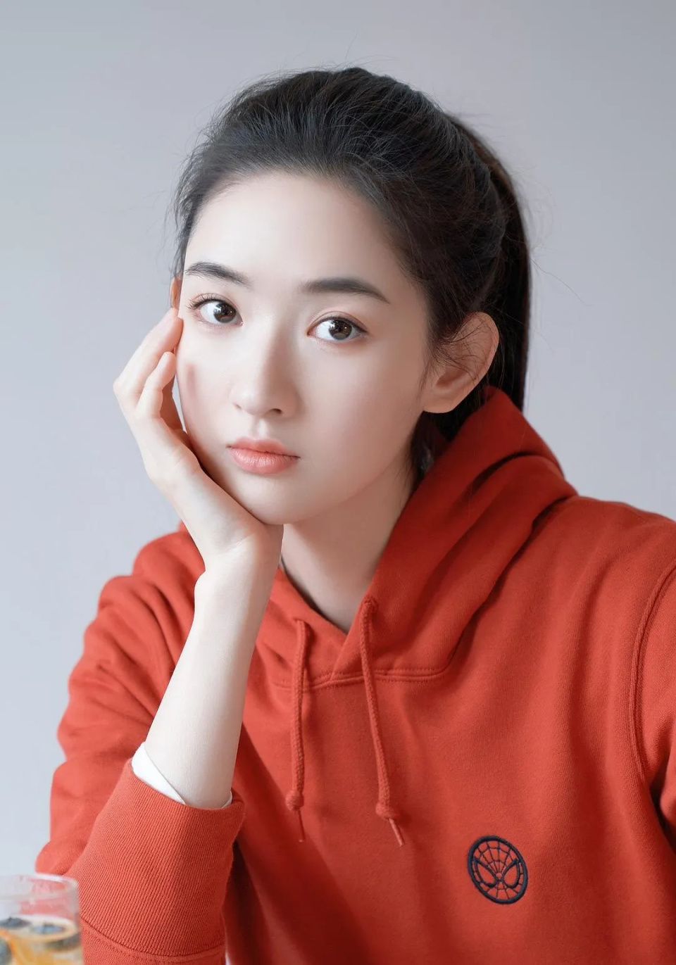 一个有爱的家庭下成长的她是理解不了胡波的痛苦的,王玉雯救赎不了他