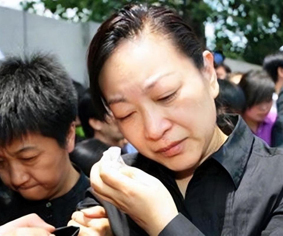 刘继红：我虽在丈夫罗京去世7年后，改嫁富商，但我永远是罗家人._腾讯新闻