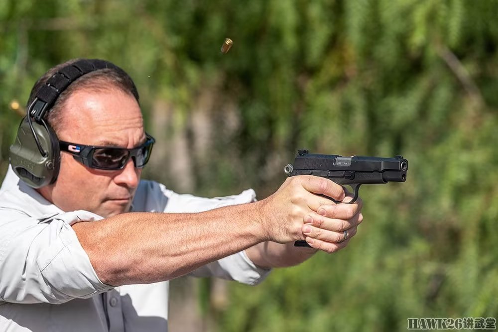 评测:fn"大威力"手枪 用3000发弹药 感受经典型号的现代演绎_腾讯新闻