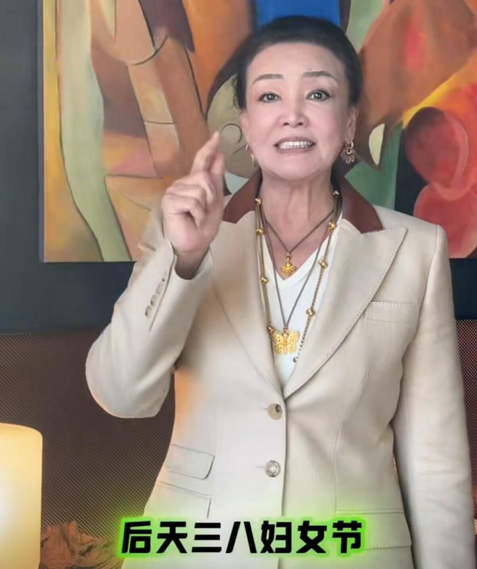 张兰丝毫不生气，现身麻六记开业现场，面带笑容，一身西装太霸气_腾讯新闻