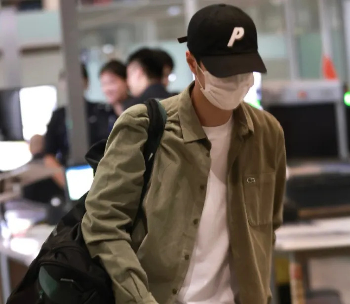 王一博最新露面依旧戴帽子,后脑疑似出现斑秃,国外看球赛散心