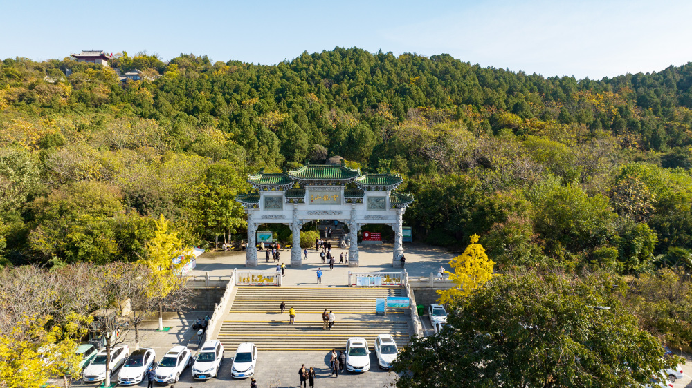 但云龙山分布着众多文物古迹,却是徐州历史古城的建证,如北魏大石佛