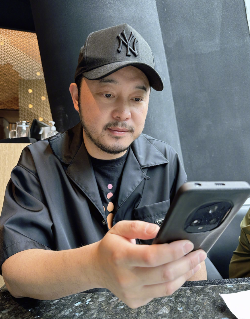 沙溢520晒照表白妻儿安吉和小鱼儿模样大变身材比胡可魁梧