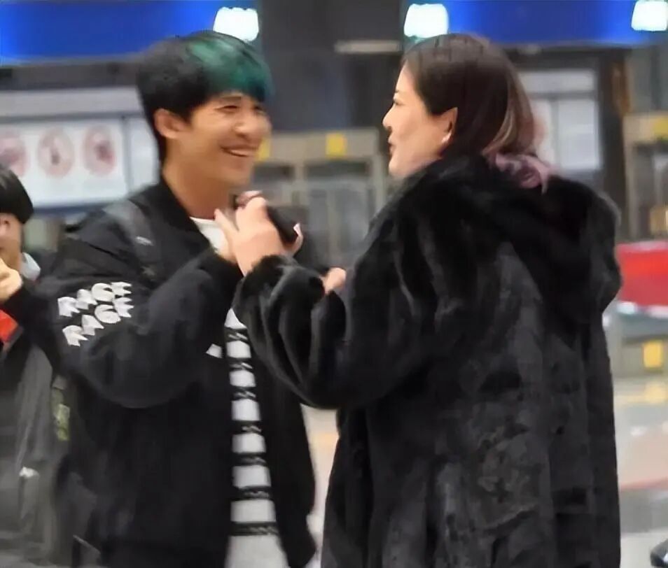 張偉 大张伟和老婆腻歪，当一个42岁叛逆“小娇夫”，终于为爱向催生低头