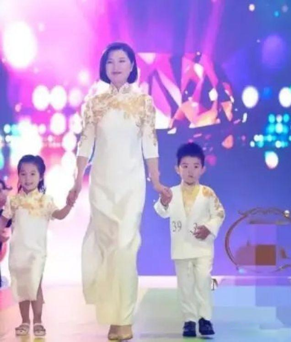 陈蓉:富豪生日宴两年后,重回老东家做幕后,和海归老公儿女双全