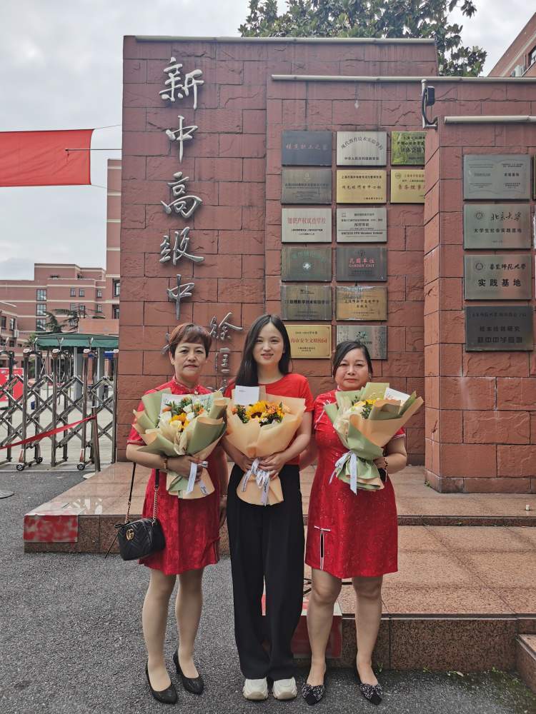 顾女士和蒋女士是田家炳中学的送考家长,特别为今天送考的日子选购了