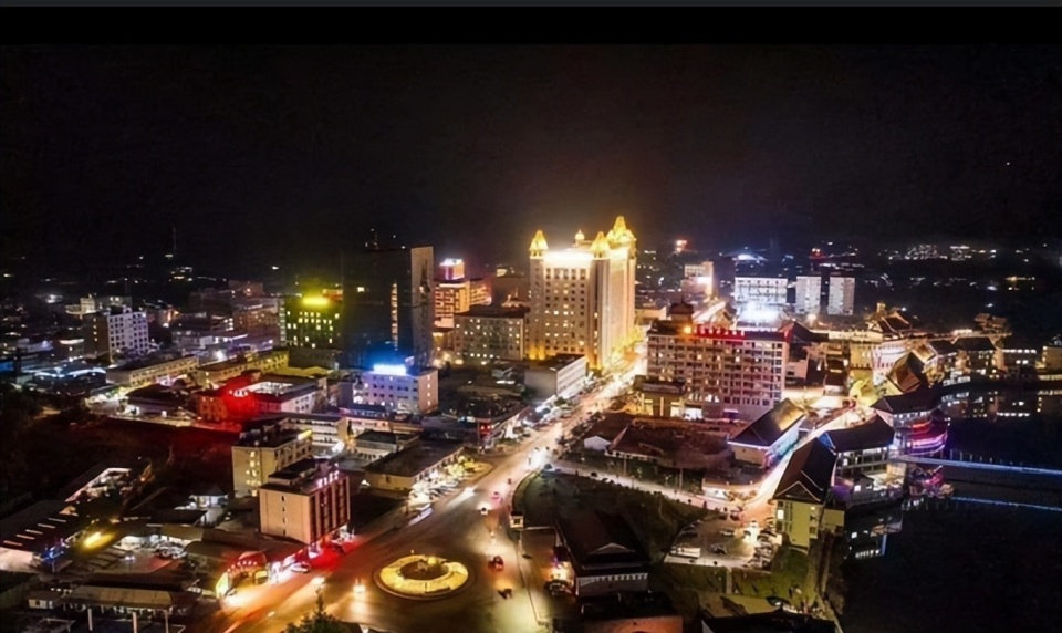 11月1日晚上开始,缅甸果敢地区老街市手机信号全部中断,且不断传出