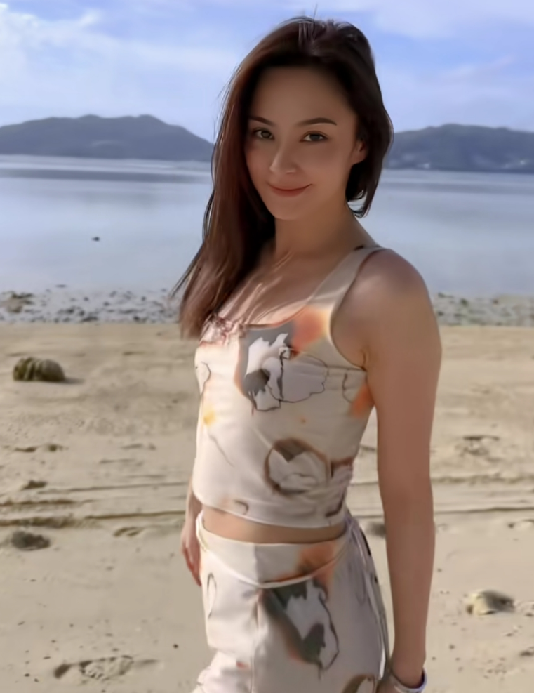 当天阿娇的穿搭依旧十分亮眼,虽然不是这次的性感泳衣,但露脐装仍然