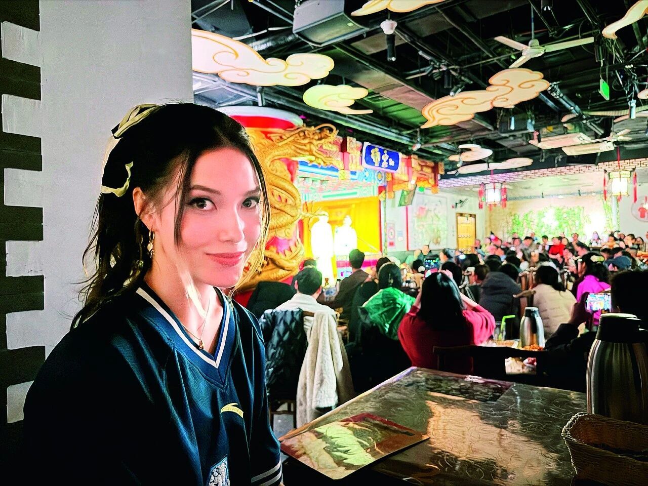 “我是愛凌，一個愛玩愛鬧的中國女孩兒” - 