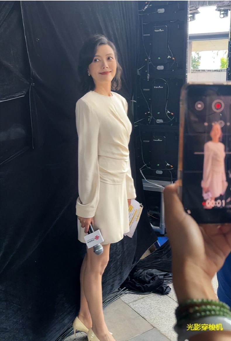 "应该是模仿机器人走路,小孩子调皮很正常,""他儿