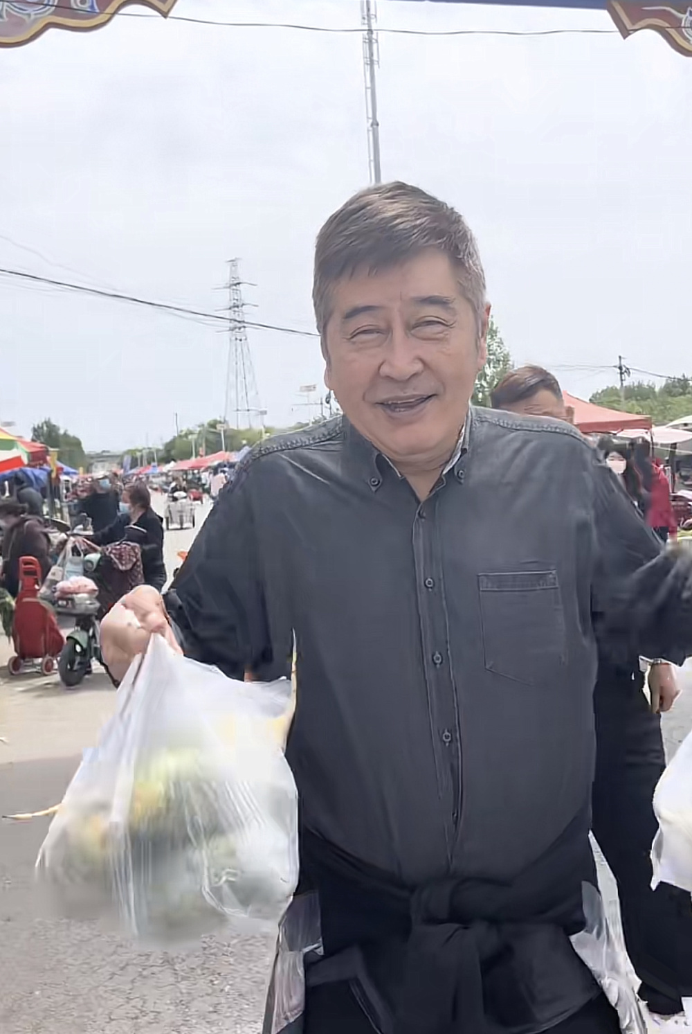 68岁港星林威在河北农村赶集与村民相处模式似老乡举止接地气