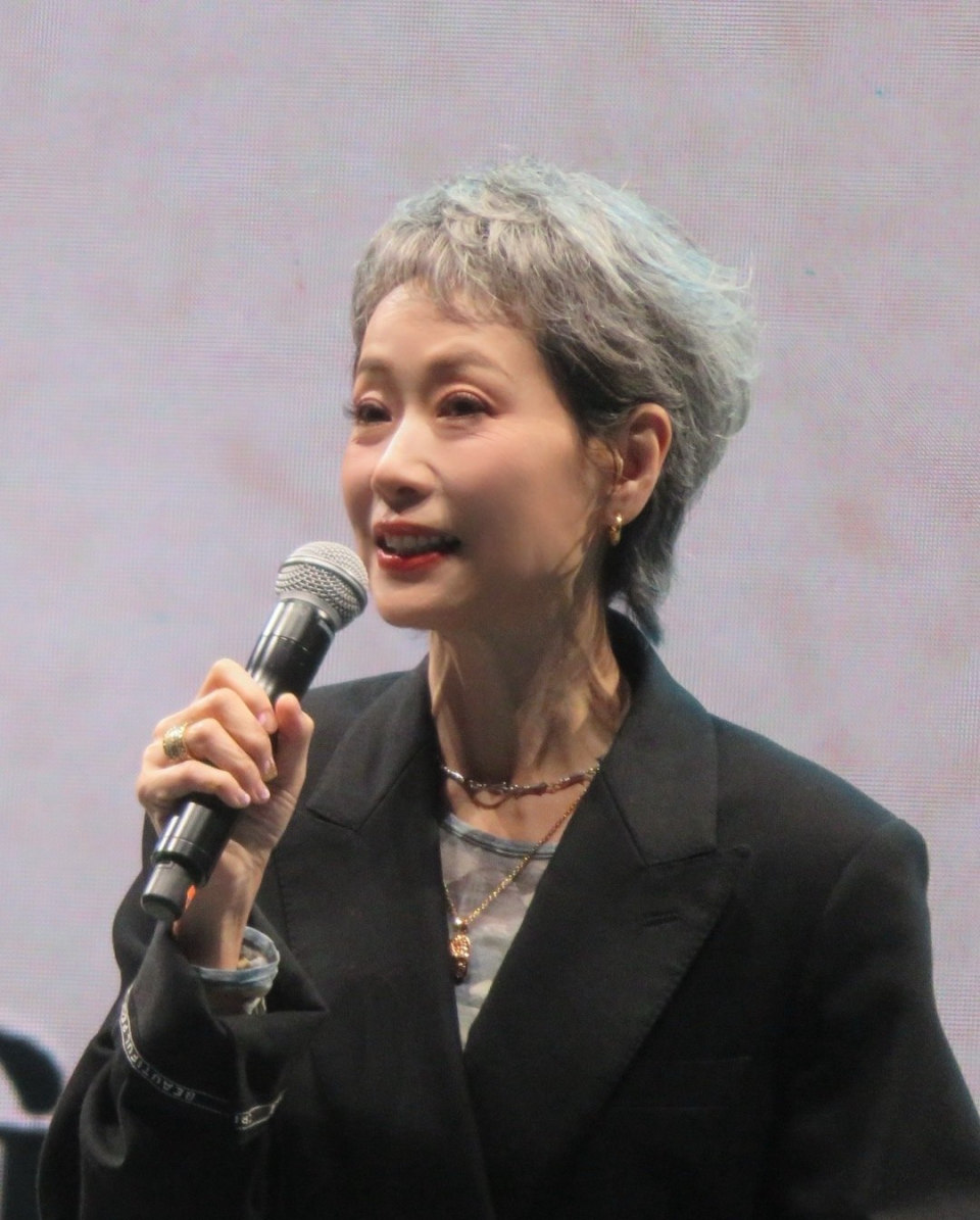 赵雅芝的皱纹,叶童的白发,骨相老去和皮相老去的差距一目了然_腾讯