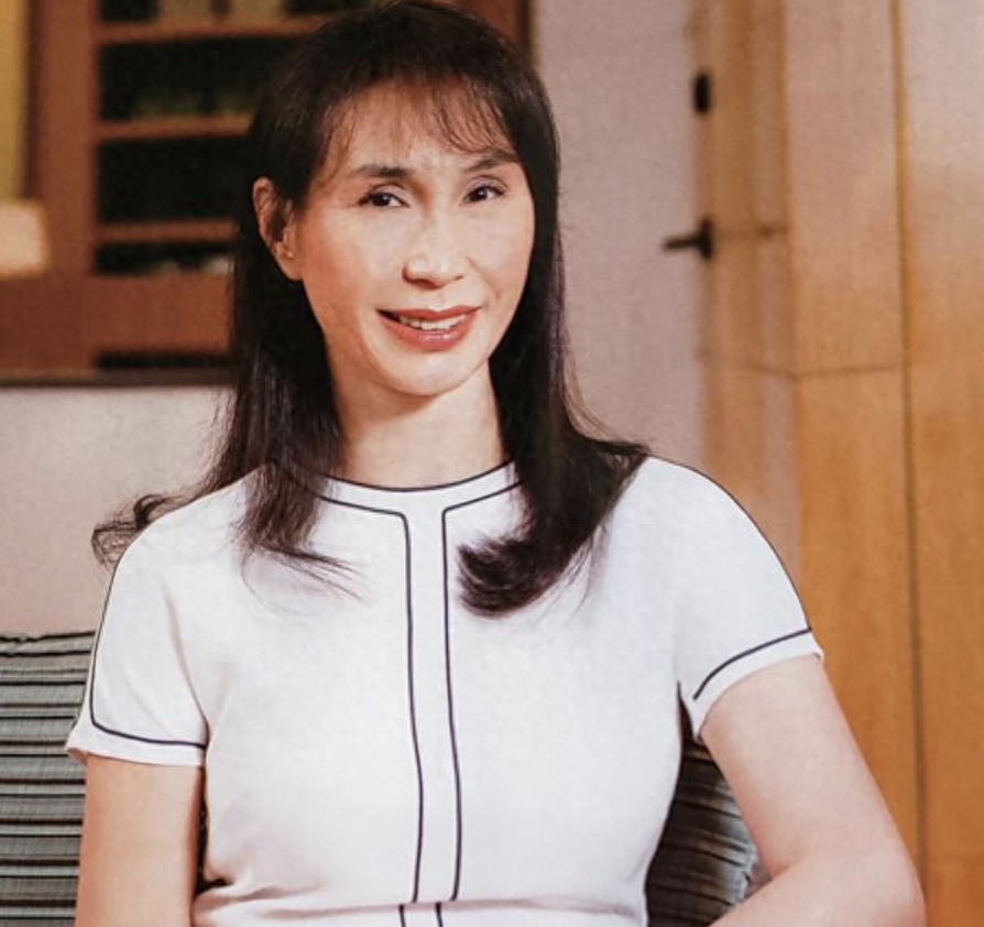 相比起自己姐姐何超琼的高调,何超凤很长一段时间都没有出现在镁光灯