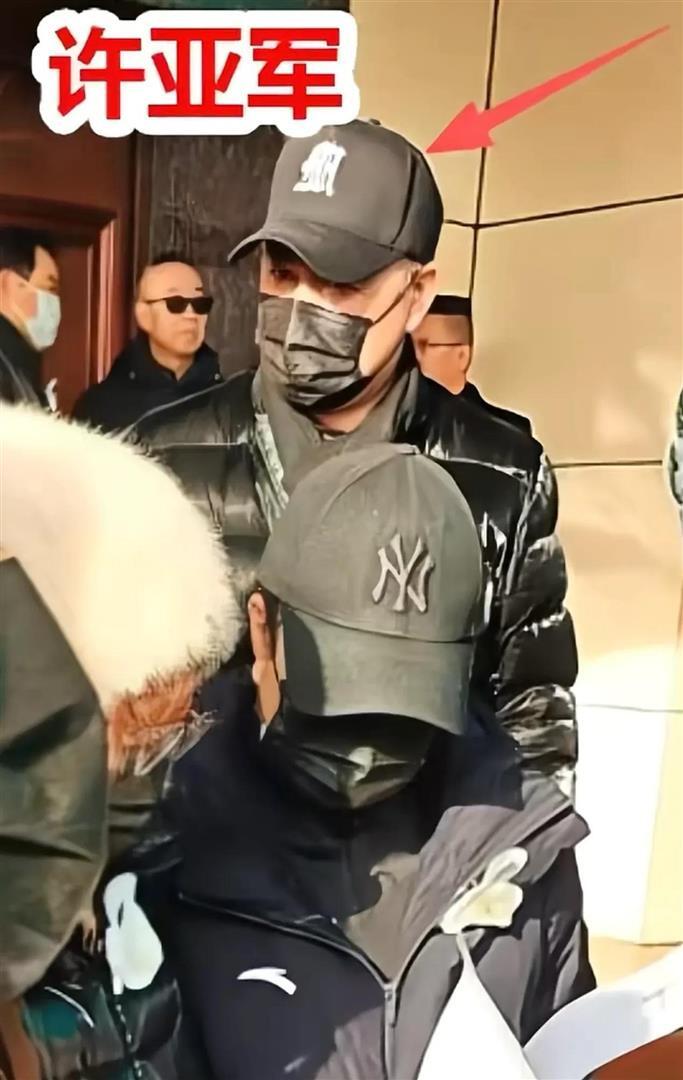 許亞軍現身何晴葬禮，兒子許何捧着媽媽遺像，父子倆穿黑衣很悲傷 - 