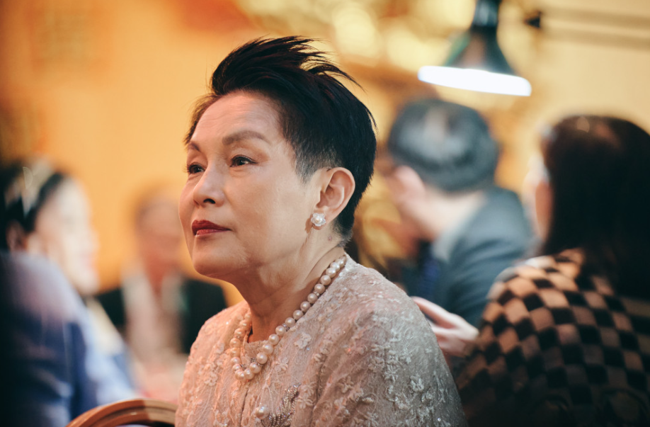 港星李影去世终年70岁，几天前在家中摔倒，拒绝就医后不治身亡_腾讯新闻
