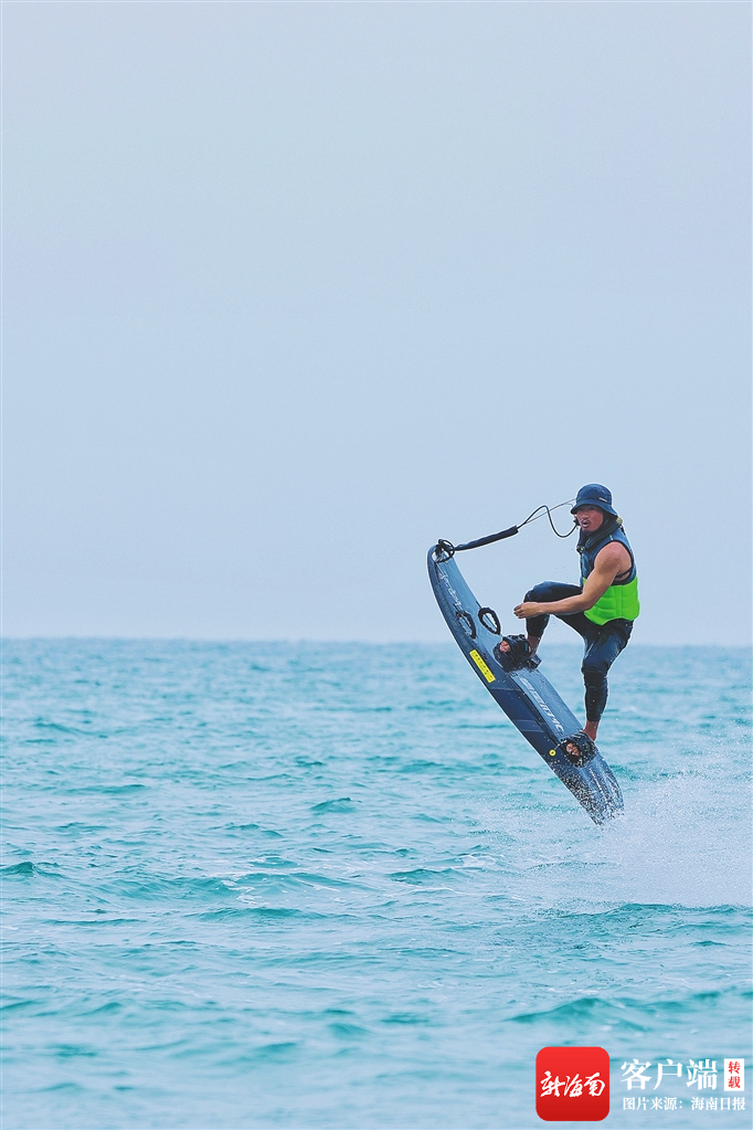 三亚市天涯小镇居民跨界玩浪:从理发师到国家一级动力冲浪运动员_腾讯