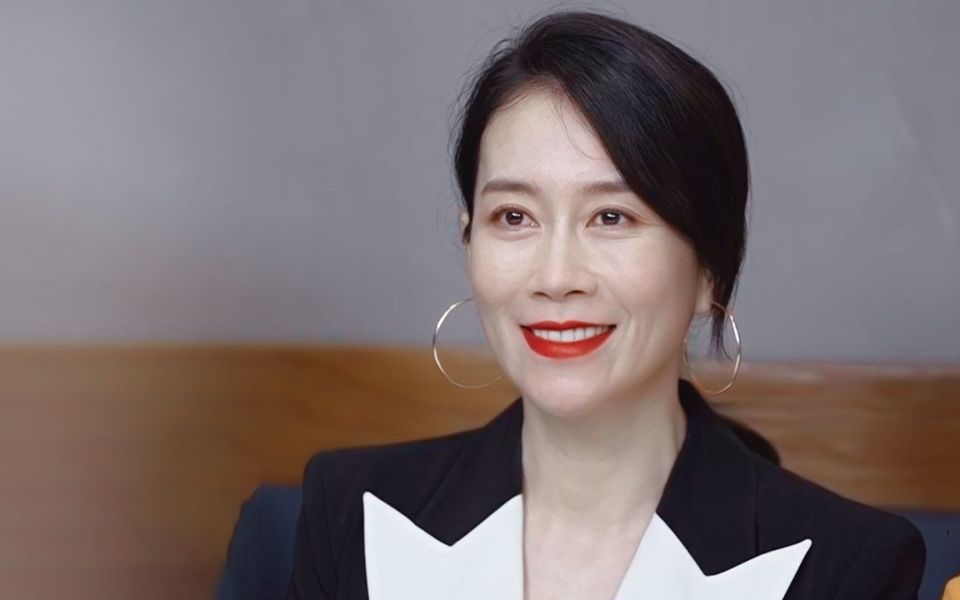 温峥嵘:赵薇是她师姐,嫁给初恋20多年,丈夫身份依旧神秘_腾讯新闻
