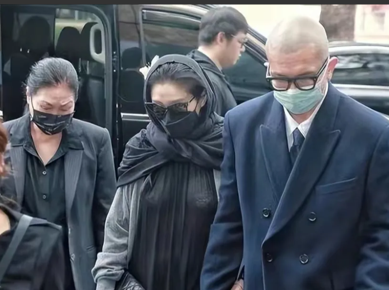 大s参加葬礼,涂红指甲油,穿透视装引热议,网友怒斥:灵堂卖弄_腾讯新闻