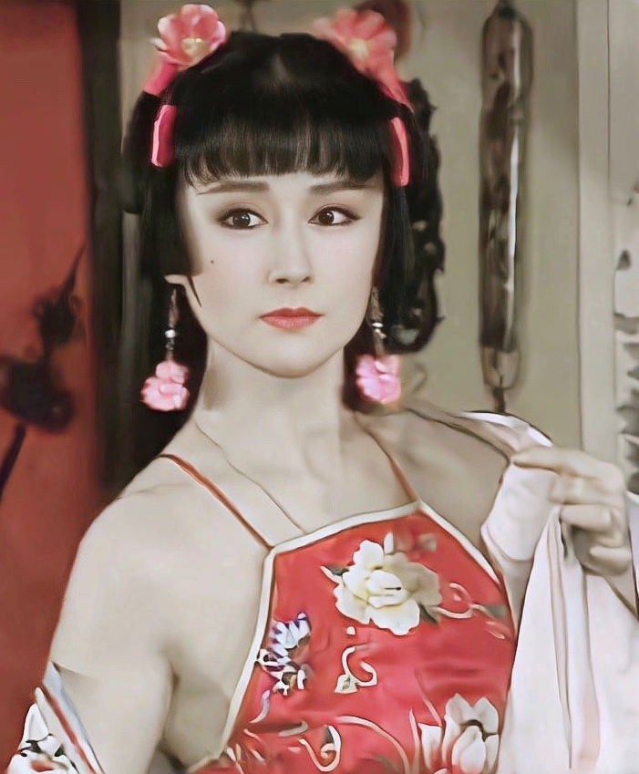 潘迎紫长得漂亮,演技好,无论是冷艳婉约的小龙女,雍容强势的武则天