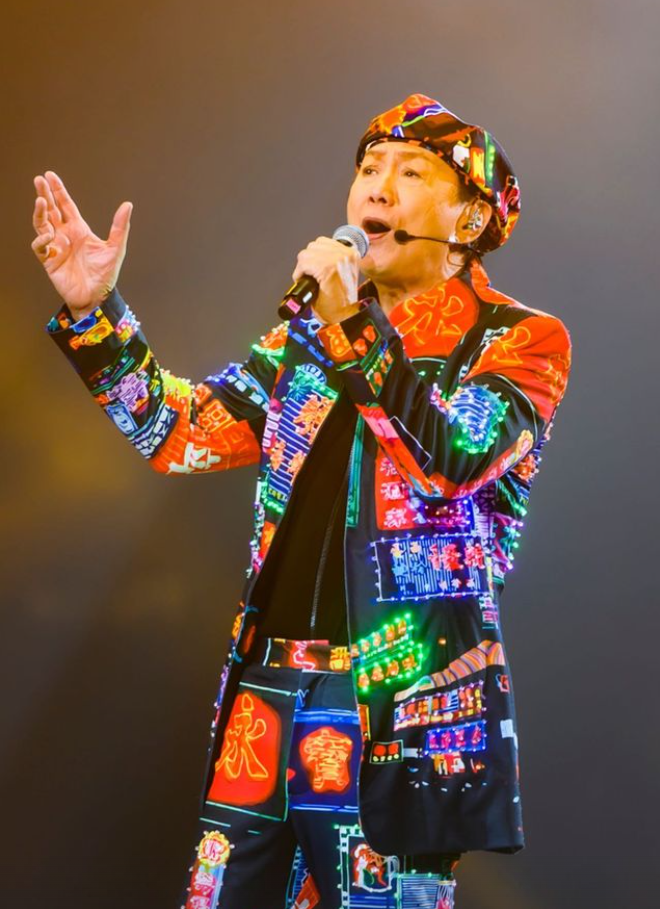 此外,刘嘉玲也晒出了数张许冠杰在演唱会现场的照片,并包括了她亲自