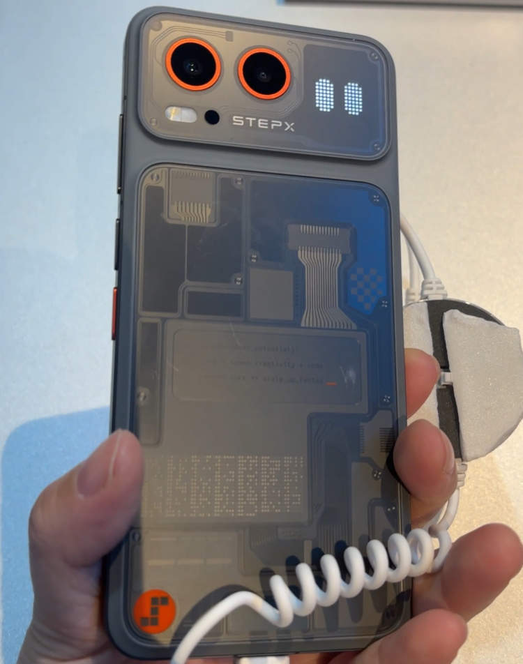 背面MiniLED点阵屏、近百家生态打通，STEPX Neo智能体手机发布_腾讯新闻