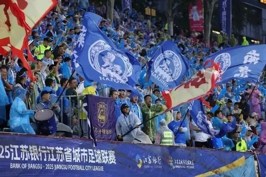 “苏超”中的校园力量｜秒变热血漫！“苏超”里的“小孩哥”刮起青春风暴！