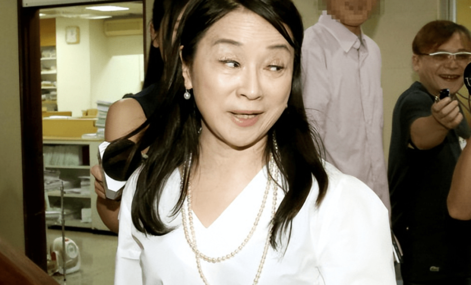 躲衣柜偷听情人情敌对话,细数周玉蔻奇葩经历,民进党栽她手里了