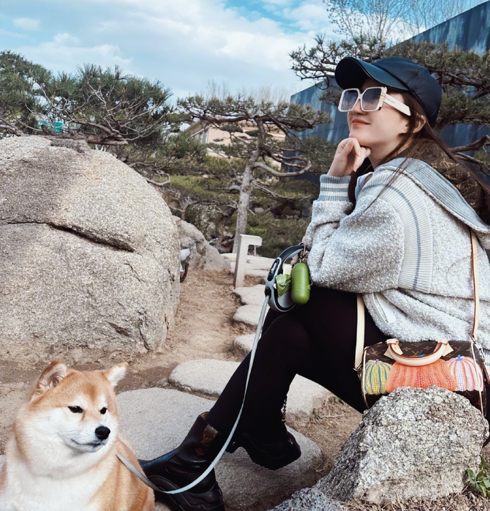 35岁刘亦菲晒无修图出游照,怼脸镜头雀斑毛孔清晰可见,美得真实_腾讯