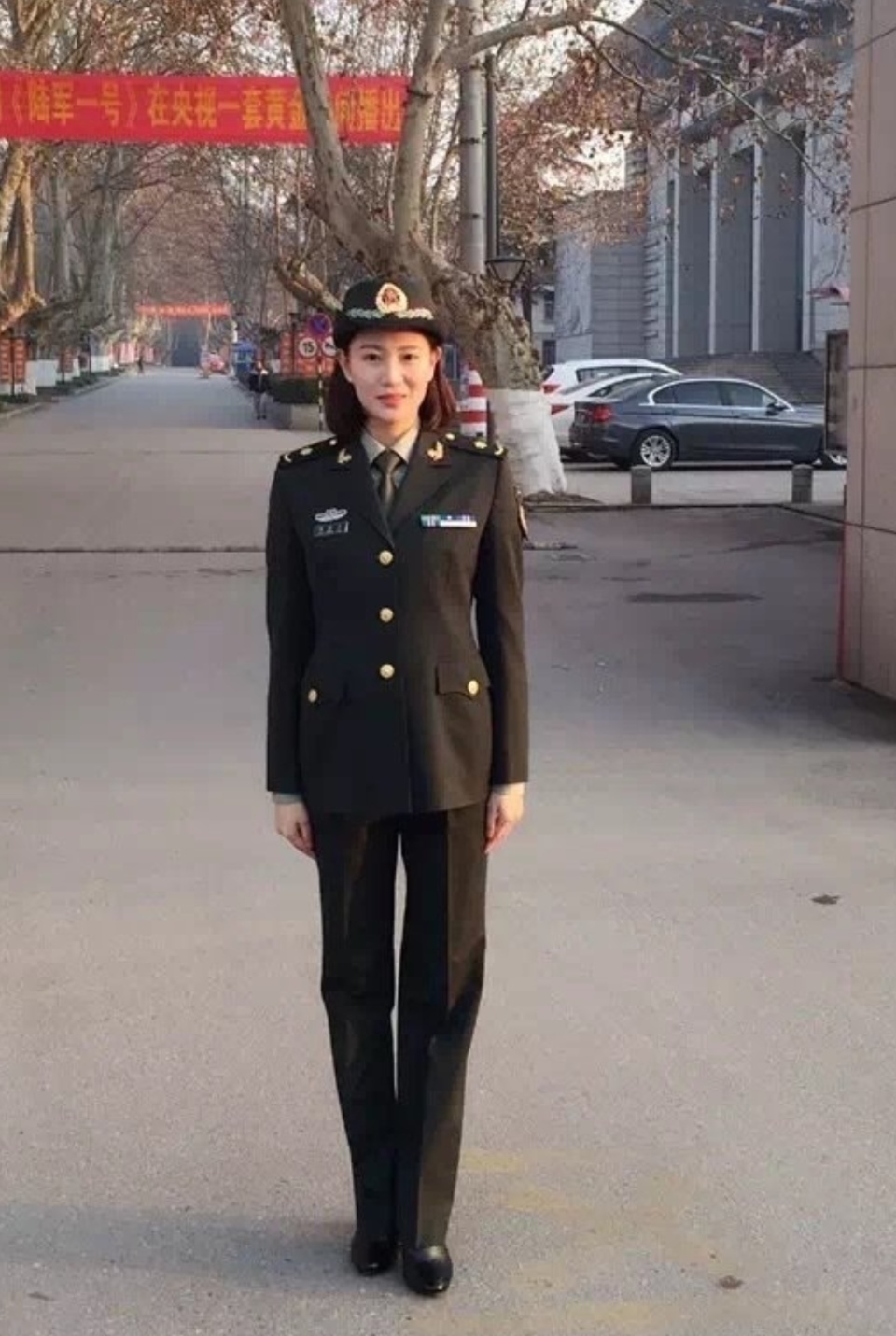 40岁"最美军花"侯梦莎喜得千金,正好是8月1日,老公也是圈内人