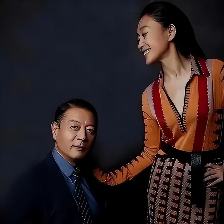 61岁巫刚与陈瑾爱情长跑，不婚的生活幸福满满-腾讯新闻