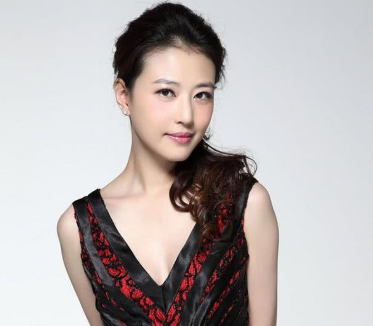 狗仔探访周海媚小区,保安没听说有人去世,确认有救护车和警车_腾讯新