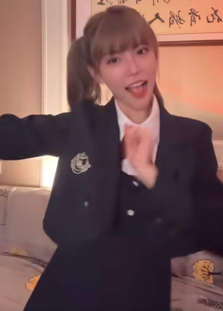 周淑怡cos女高中生!