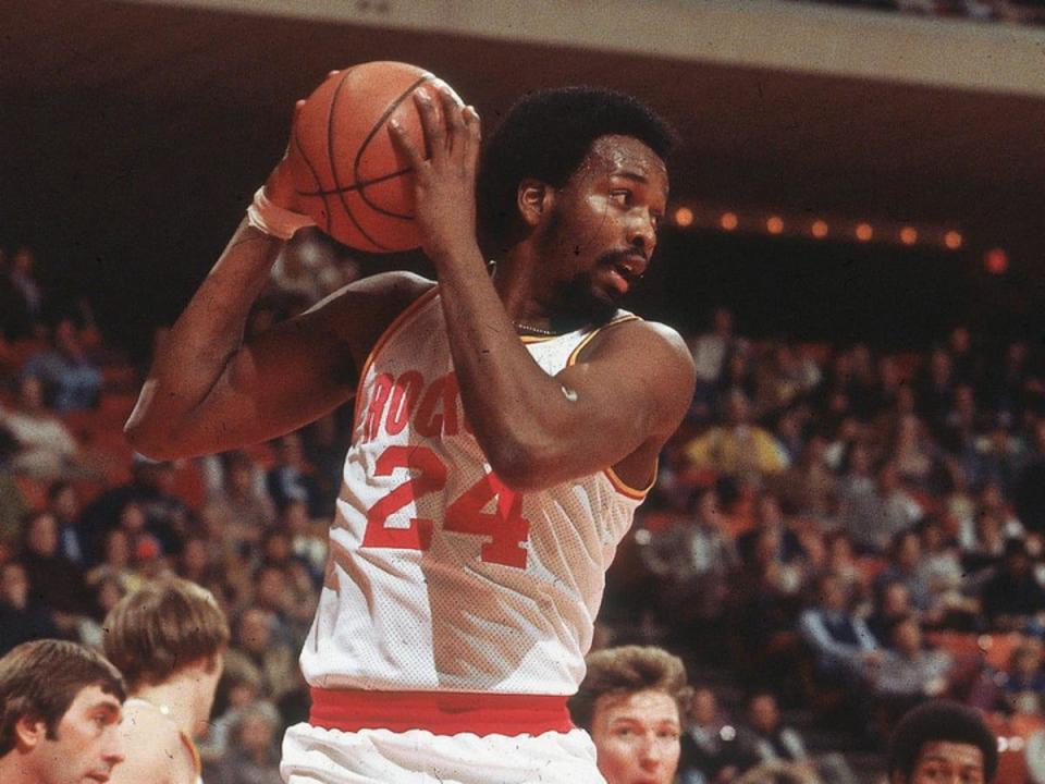 加盟76人后,马龙在1982-83赛季夺得mvp,成为联盟历史上第一位连续两个