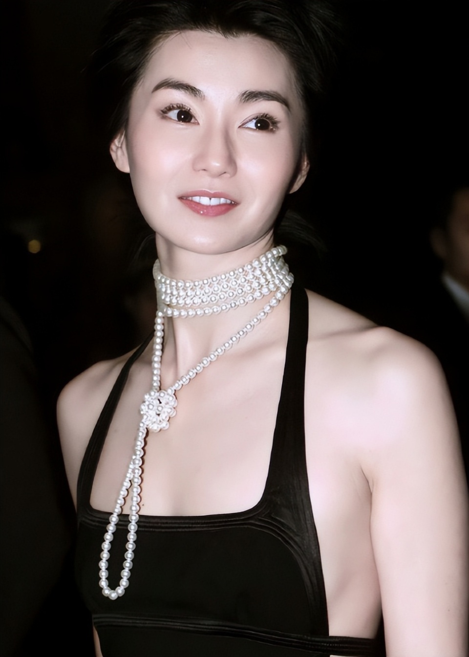 一阵不见像变了个人59岁张曼玉高级脸抢镜和45岁秦岚同框一秒美出圈