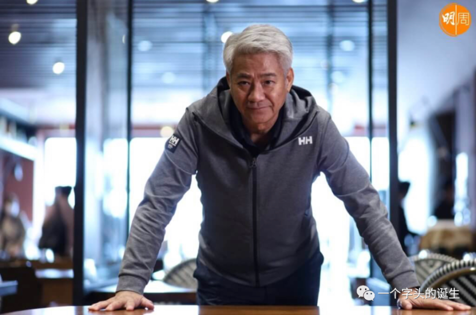 "韩宾"尹扬明现身新剧杀青宴,头发花白想拍一部自传片