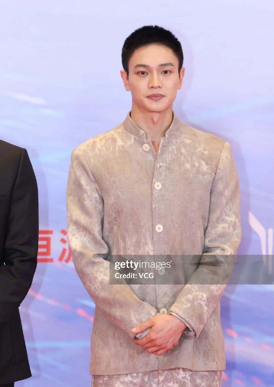 电影盛典红毯:张小斐短发香肩太迷人,袁泉知性优雅,苏有朋发福_腾讯