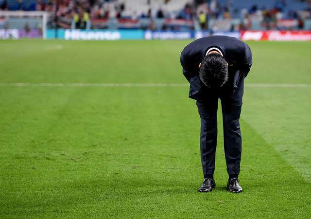 日本主帅鞠躬致歉球员哭了14秒3失点世界杯壮志难酬