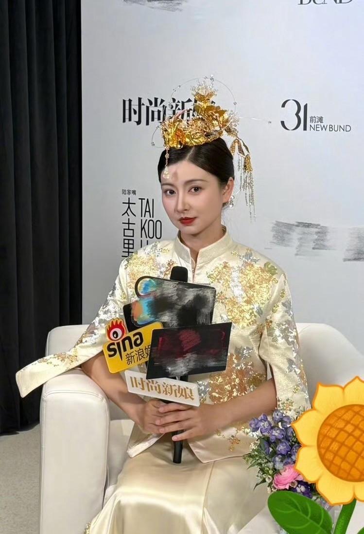 上海这一天,杨颖风情万种,张萌身材惹火,却被包裹严实的斓曦打败了