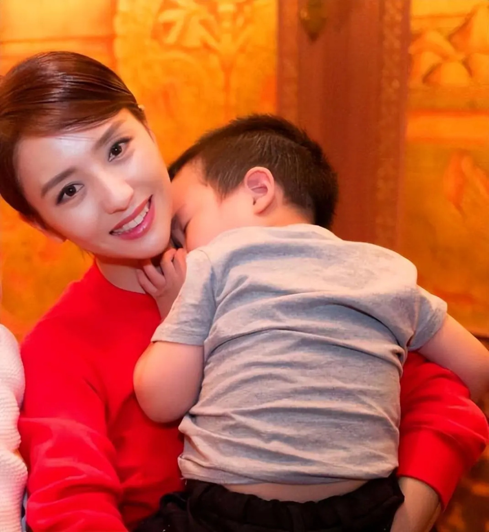 陈思诚与佟丽娅开心带儿子外出游玩,一个身材纤瘦,一个身材发福_腾讯