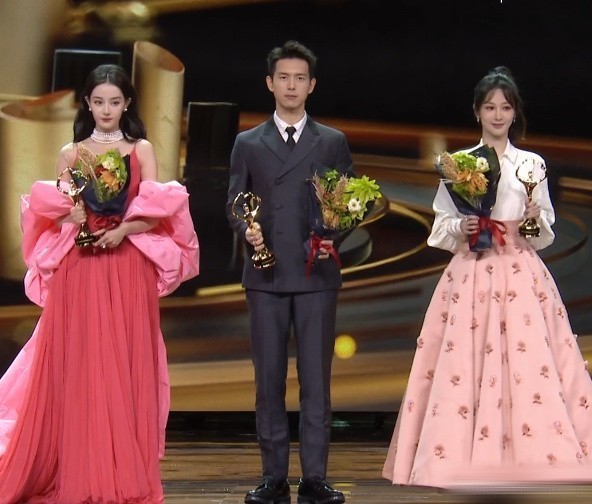 据画面显示,在登台领奖时,李现先是扶着迪丽热巴上台,然后又赶