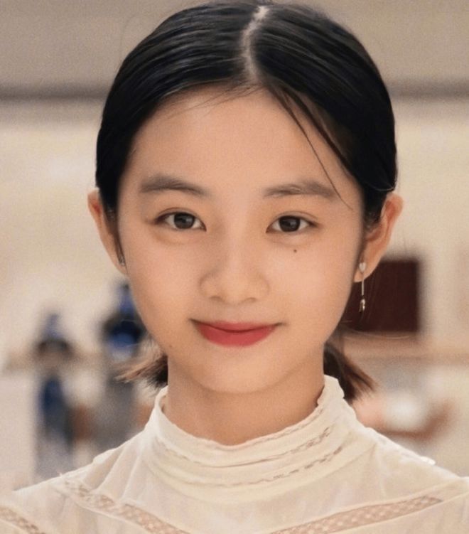 黄忆慈从小到大颜值都在线,也不存在很多童星长大后的尴尬期,可谓完美