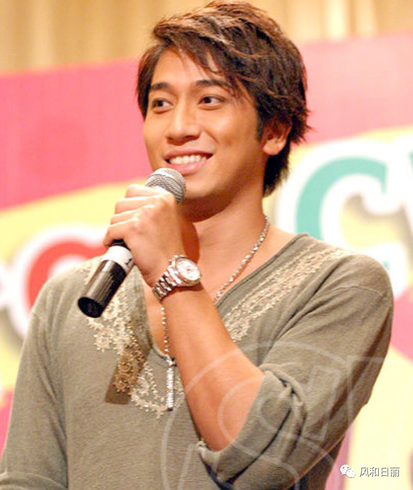 43岁吴卓羲被误叫林峯,尴尬微笑,被挤得表情失控,仍与粉丝合影-腾讯