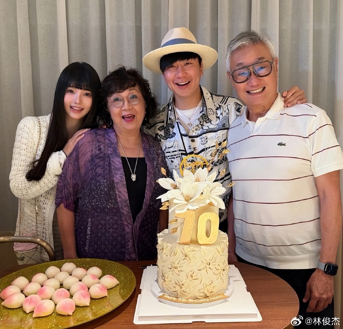 44歲林俊傑官宣戀情，女友是23歲網紅七七 - 