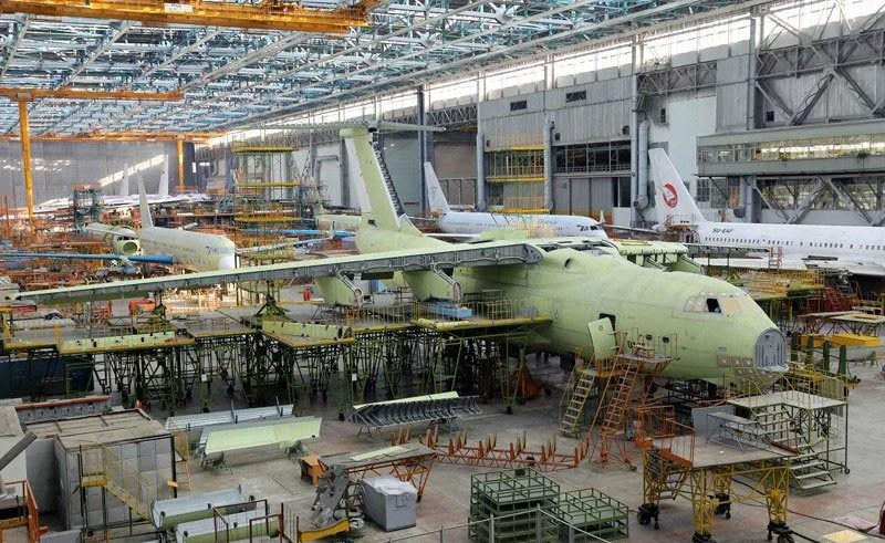 沈飞高级技工手搓歼-11战斗机零件?中国战机生产线啥情况?