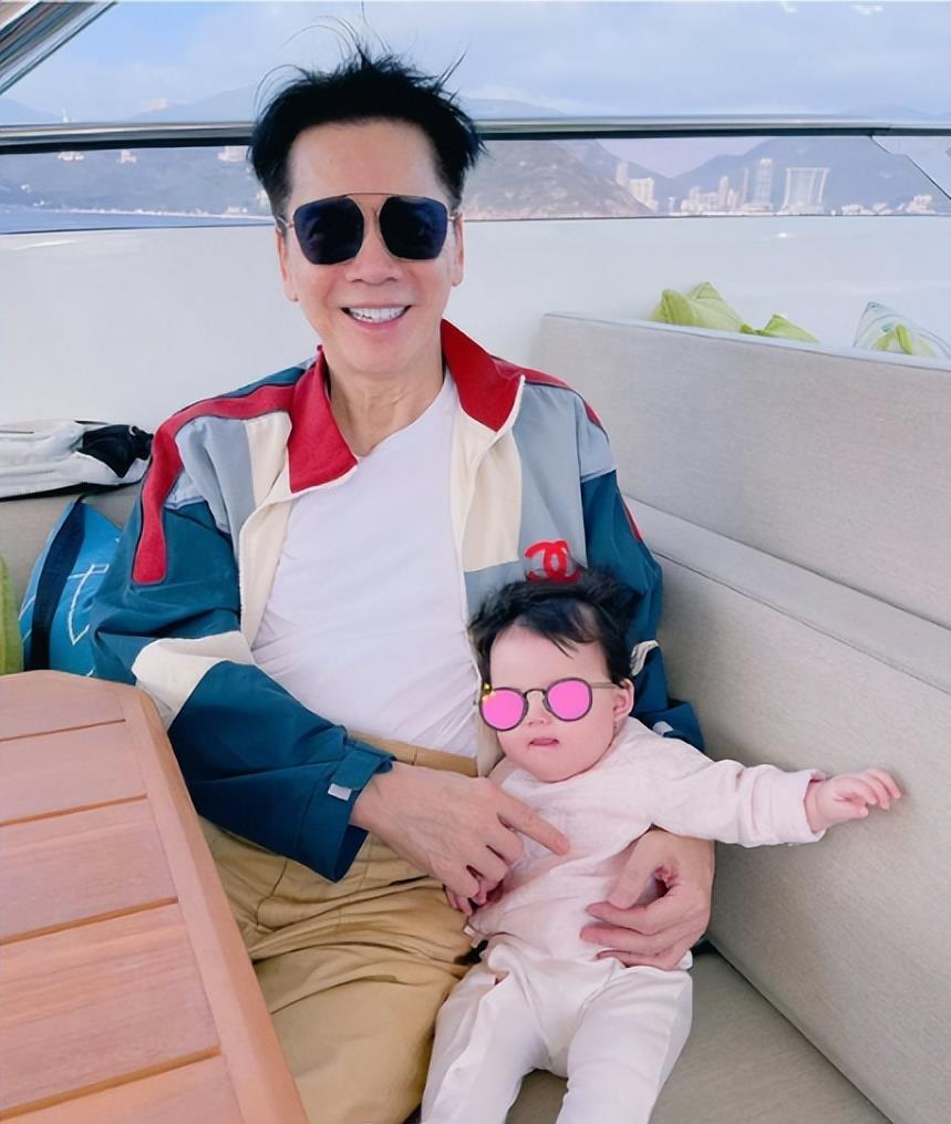 向芷抱着爸爸不撒手,给77岁爷爷祝寿超可爱